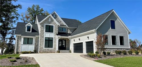 825 Club Dr W, Aurora, OH, 44202-6323 | Card Image