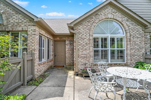 2363 Saddle Dr, Shelbyville, IN, 46176-8434 | Card Image