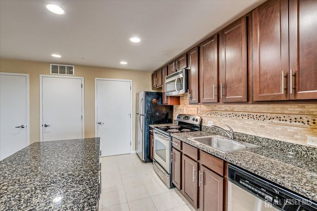 APT-2107 - 110 Somerset St, Townhouse with 2 bedrooms, 2 bathrooms and null parking in New Brunswick NJ | Image 17