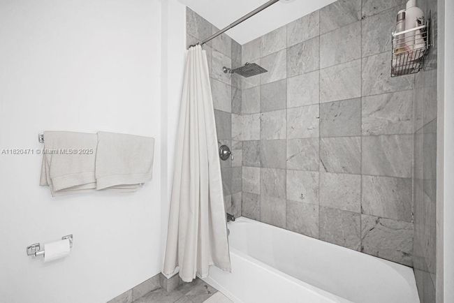 APT-806 - 1050 Brickell Ave, Condo with 1 bedrooms, 2 bathrooms and null parking in Miami FL | Image 26