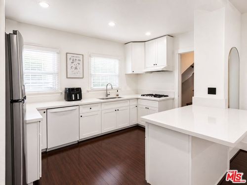 2421 3rd Avenue, Los Angeles, CA, 90018 | Card Image