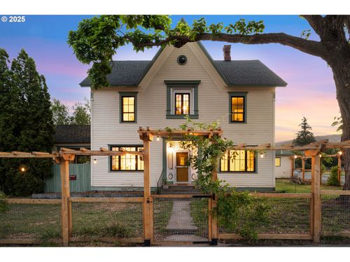 381 N Main St, Dufur, OR, 97021-7013 | Card Image
