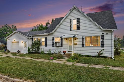 316 Magnolia St, Three Oaks, MI, 49128-1232 | Card Image