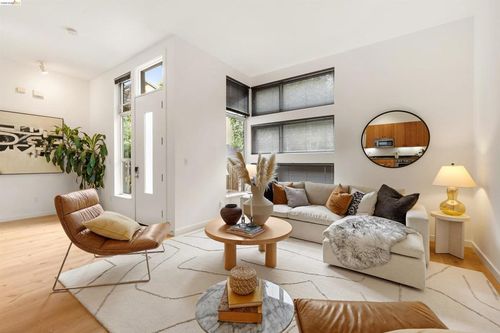 21 Covent Ln, Oakland, CA, 94608-1366 | Card Image