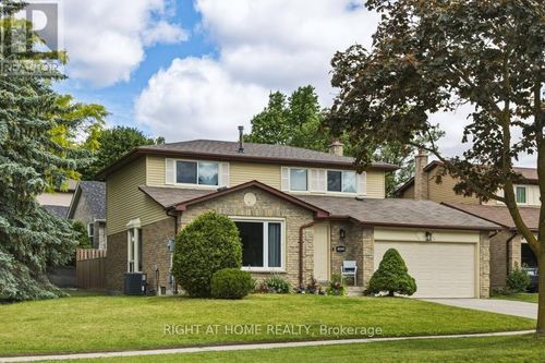 1033 Birchwood Drive, Newmarket (Gorham-College Manor), ON, L3Y6J2 | Card Image