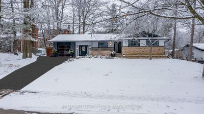 42 Castle Dr, House other with 3 bedrooms, 3 bathrooms and 5 parking in Barrie ON | Image 2