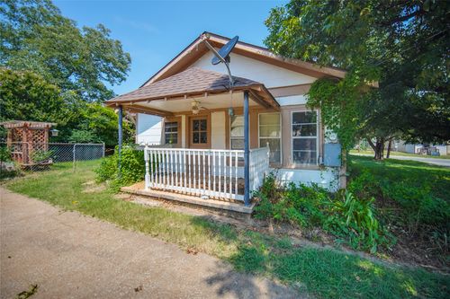 605 W Archer St, Jacksboro, TX, 76458-1635 | Card Image
