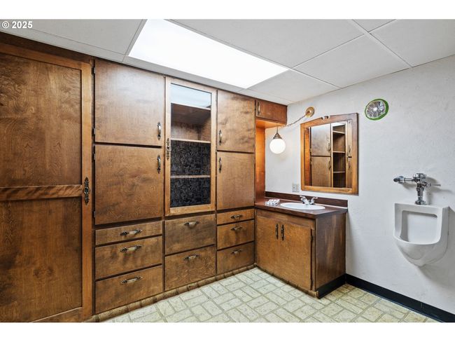 Bathroom-Lower | Image 34