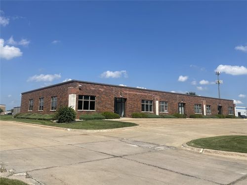 820-800 N Compton Dr, Hiawatha, IA, 52233-2215 | Card Image