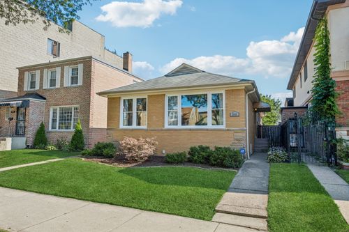 2551 W Balmoral Ave, Chicago, IL, 60625-2336 | Card Image