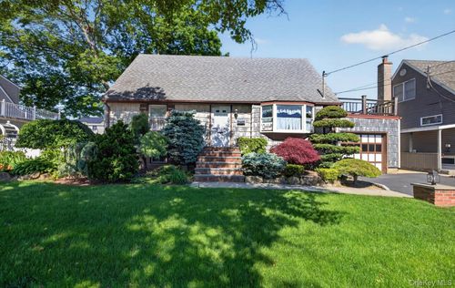 88 Philadelphia Ave, Massapequa Park, NY, 11762-2548 | Card Image