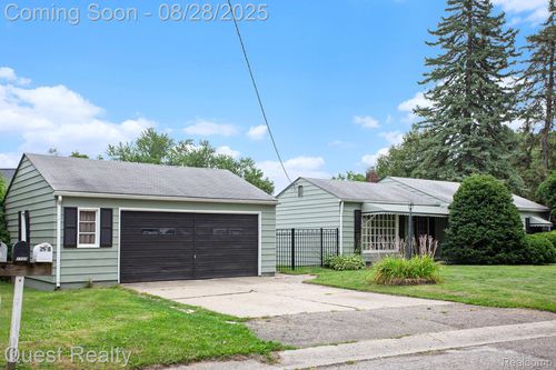2546 Woodbine Dr, Waterford, MI, 48328-3952 | Card Image