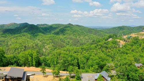 2733 Red Sky Dr, Sevierville, TN, 37862-7890 | Card Image