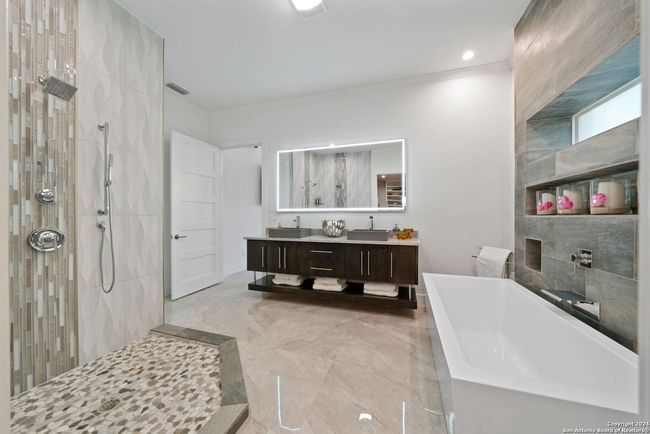 757 County Road 262, House other with 5 bedrooms, 4 bathrooms and null parking in Mico TX | Image 23