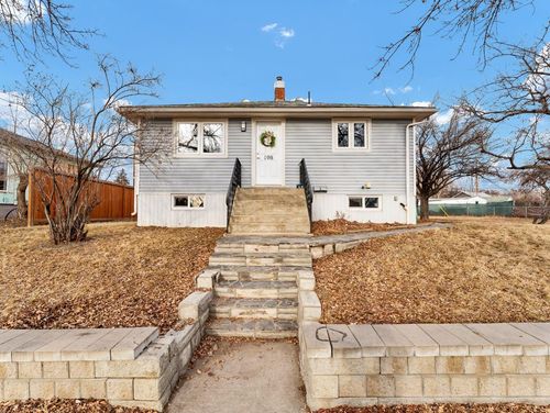 198 1 St Ne, Medicine Hat, AB, T1A5K3 | Card Image