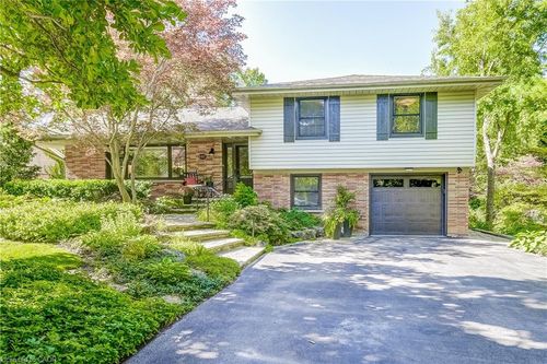 692 Courtland Pl, Burlington, ON, L7R2M6 | Card Image