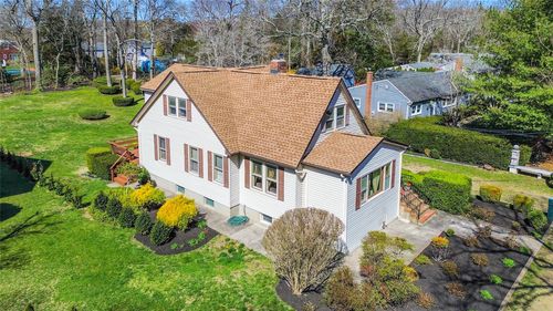 675 N Oakwood Rd, Laurel, NY, 11948-1747 | Card Image