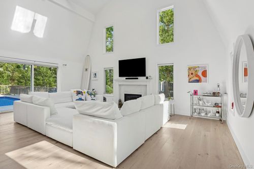 5 Cowhill Ln, Wainscott, NY, 11975-2022 | Card Image