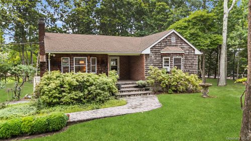 600 Water Mill Towd Rd, Southampton, NY, 11968-1824 | Card Image