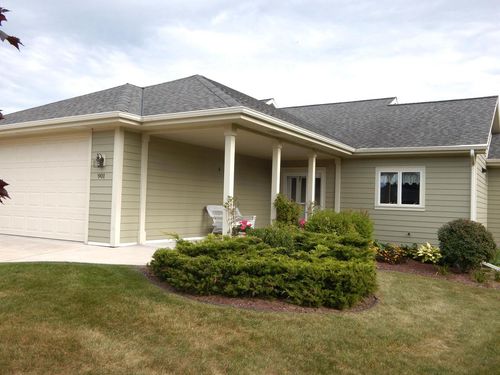 901 Hawthorne Court, Manitowoc, WI, 54220 | Card Image