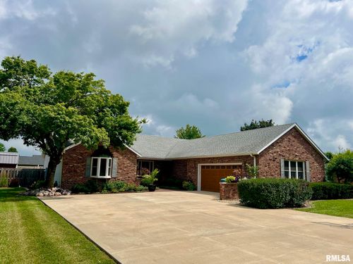 811 W Washington St, Athens, IL, 62613-9030 | Card Image