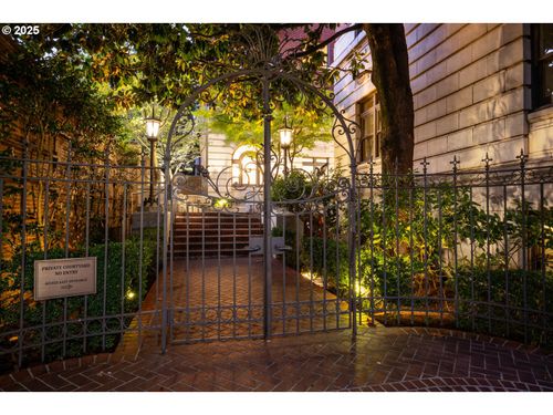 403-2141 Nw Davis St, Portland, OR, 97210-3558 | Card Image