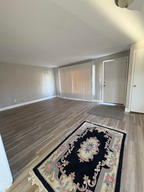 21700 Elizabeth St, Saint Clair Shores, MI, 48080-2923 | Card Image