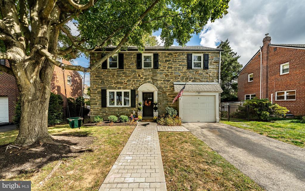 Greenview Ln, Havertown, PA 19083