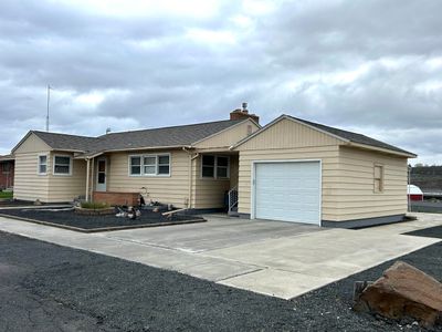 717 E 2nd Ave, Home with 3 bedrooms, 2 bathrooms and null parking in Odessa WA | Image 2