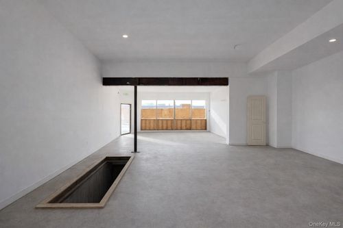 579 Main St, Poughkeepsie, NY, 12601-3812 | Card Image