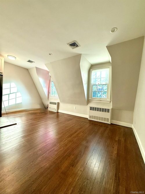 2-264 Burns St, Forest Hills, NY, 11375-6132 | Card Image