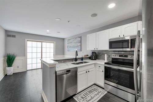 3285 Newbury Pl, Troy, MI, 48084-7044 | Card Image