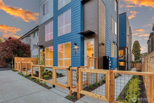 b-10533 Stone Ave N, Seattle, WA, 98133-8921 | Card Image