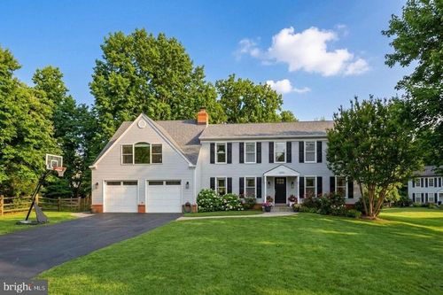 10172 Yorktown Way, GREAT FALLS, VA, 22066-4207 | Card Image
