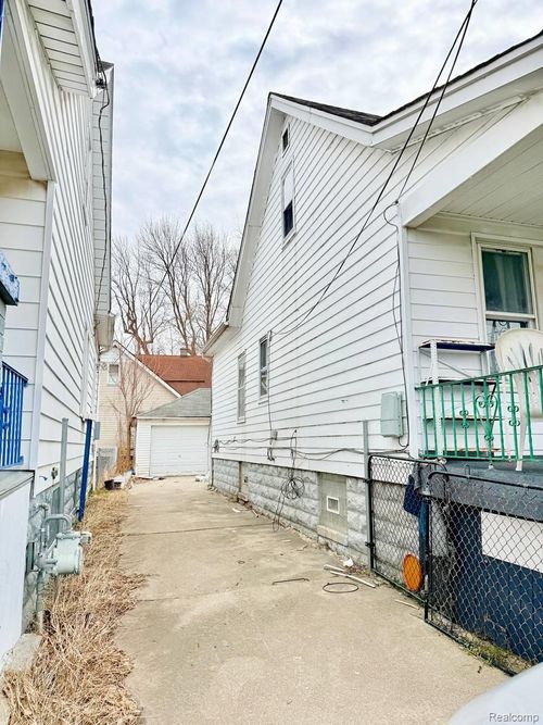 3886 Comstock St, Hamtramck, MI, 48212-3536 | Card Image