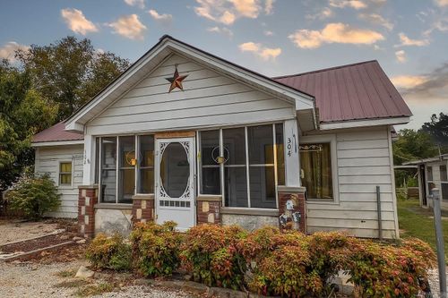 304 W Church St, Salem, AR, 72576-9508 | Card Image