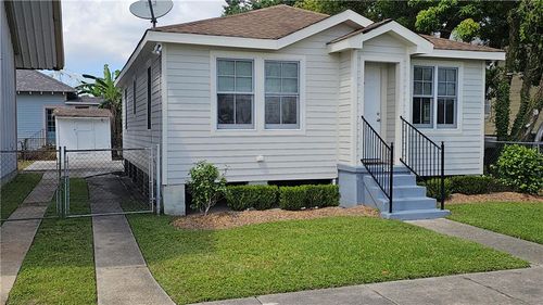 517 Burmaster St, Gretna, LA, 70053-2201 | Card Image