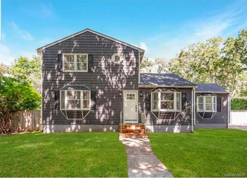 9 Half Moon Pond Rd, Ridge, NY, 11961-2946 | Card Image