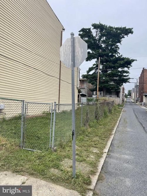 2027 Logan St, HARRISBURG, PA, 17102-1830 | Card Image