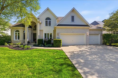 811 W Thornwood Dr, South Elgin, IL, 60177-3739 | Card Image