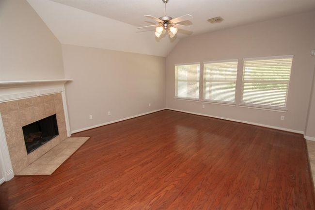 2211 Pearl Bay Ct, House other with 3 bedrooms, 2 bathrooms and 3 parking in Pearland TX | Image 8