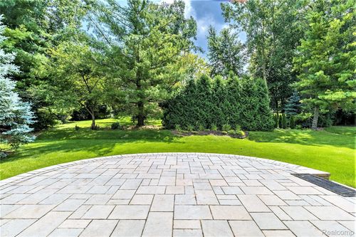 5648 Whitfield Dr, Troy, MI, 48098-5106 | Card Image