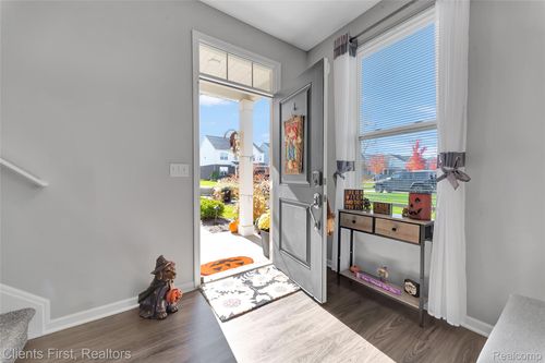 8657 Pioneer St, Washington Twp, MI, 48094-2972 | Card Image