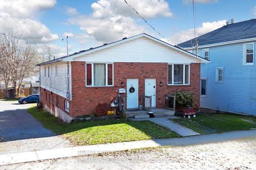 32 & 34 River St, Thorold, ON, L0S1K0 | Card Image