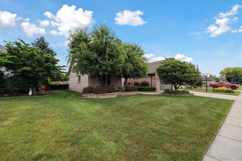 51798 Sequoya Dr, Macomb, MI, 48042-6013 | Card Image