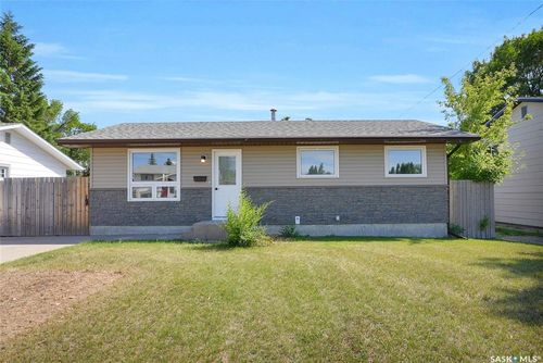 1511 Glendale St, Moose Jaw, SK, S6H7B3 | Card Image