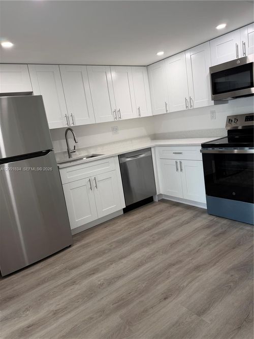 apt-102-200 Lakeview Dr, Weston, FL, 33326-1009 | Card Image