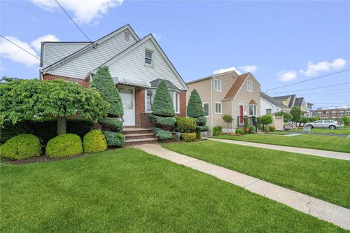 662 Benris Ave, Franklin Square, NY, 11010-4240 | Card Image