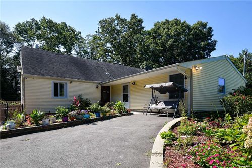 296 Poplar Street, Central Islip, NY, 11722 | Card Image