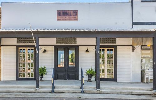 126 N Live Oak St, Fayetteville, TX, 78940-5560 | Card Image